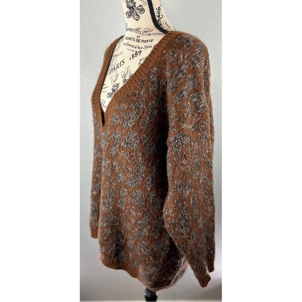 Benetton Vintage 80’s V-Neck Leopard Print Sweater, size Large - Picture 2 of 8